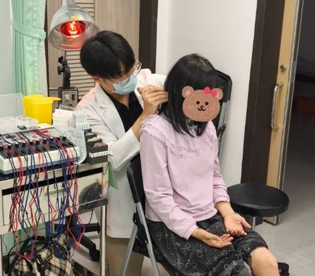 施佑霖中醫師為更年期患者進行針灸治療